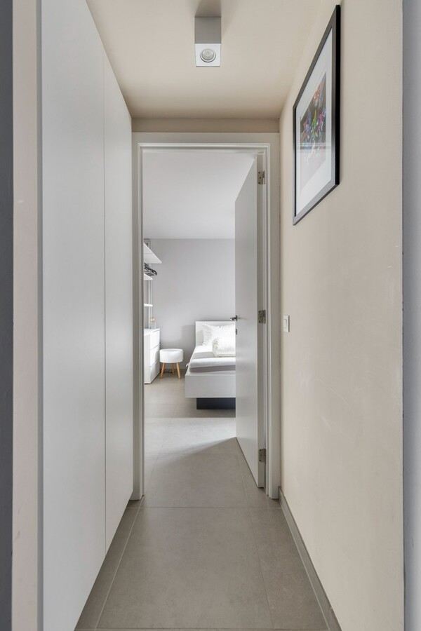Appartement à la déco moderne situé au 5e étage, rue Ankerweg, à La Panne : un point de départ idéal pour profiter pleinement de la vie au bord de la mer. 