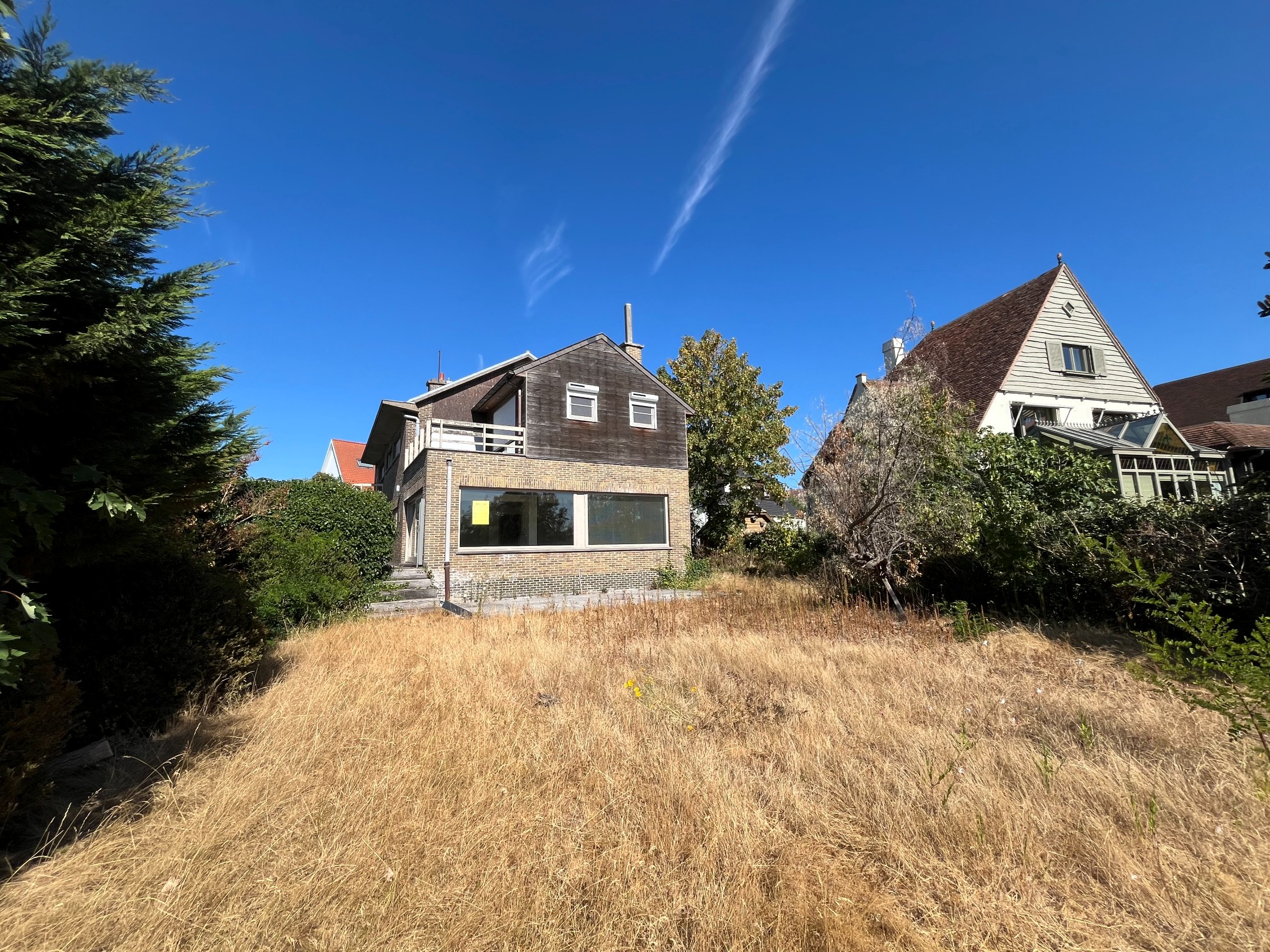 Unieke villa met frontaal zicht op het Zegemeer – uitzonderlijke renovatiemogelijkheid in het hart van Knokke - Meer info op kantoor. 