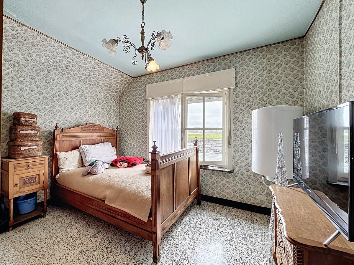 Ruime, solide jaren '50 woning met 2 garages te Nederzwalm 