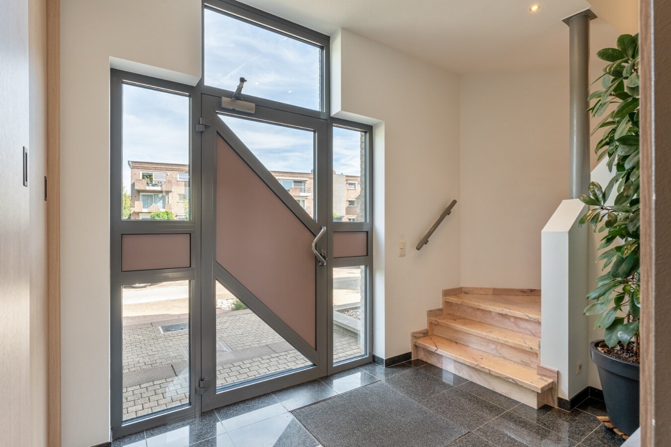 Zeer ruime, goed afgewerkte woning met diverse mogelijkheden nabij het centrum van Maaseik! 