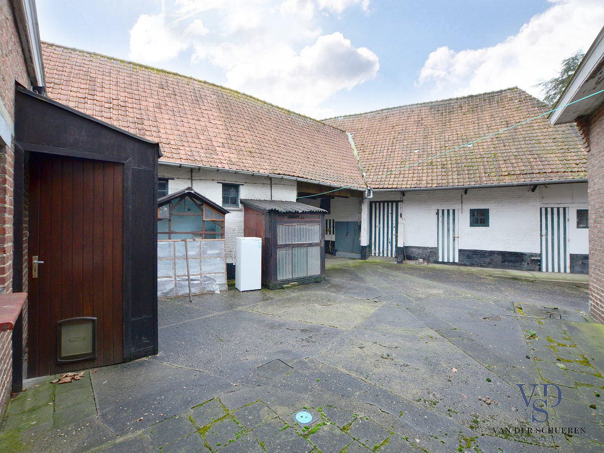 Stevige woning met karaktervolle stallingen in hartje Dikkelvenne. 