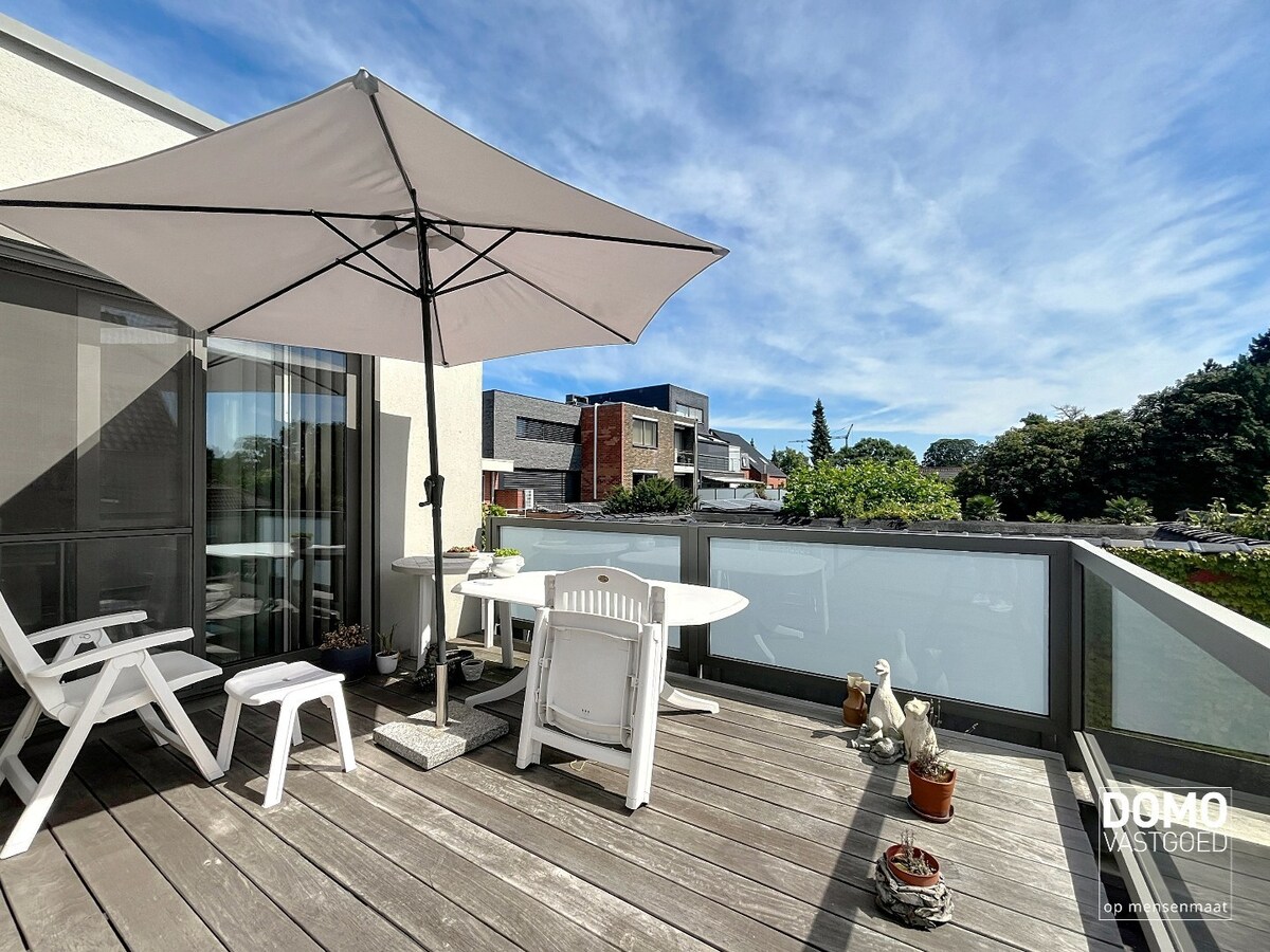 RUIM APPARTEMENT VAN 120 M² MET TERRAS, LIFT, 2 SLAAPKAMERS EN AUTOSTANDPLAATS GELEGEN TE CENTRUM KERMT 