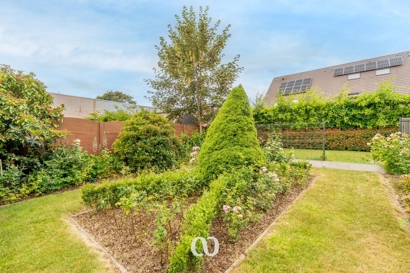 Instapklare woning met zonnepanelen, prachtige tuin en garage 