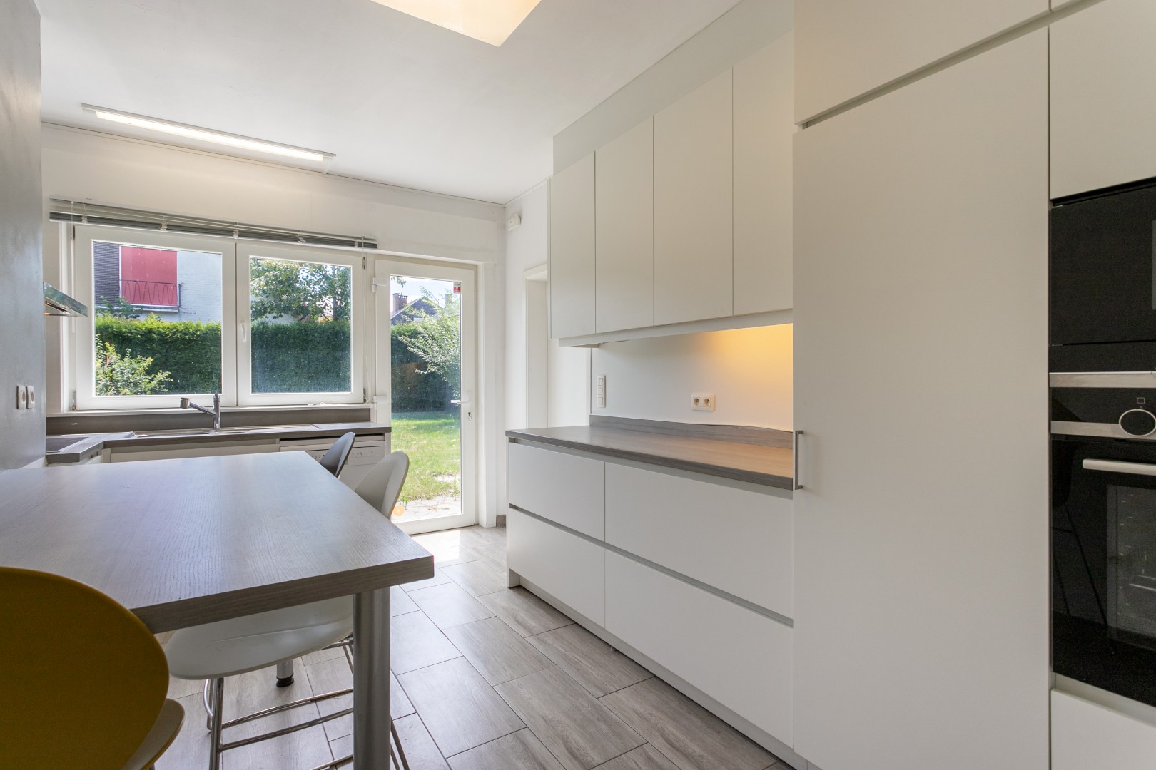 Ruime 4-gevelwoning met 4 slaapkamers, bureau, garage en tuin op 626 m² met bouwpotentieel in Halle 