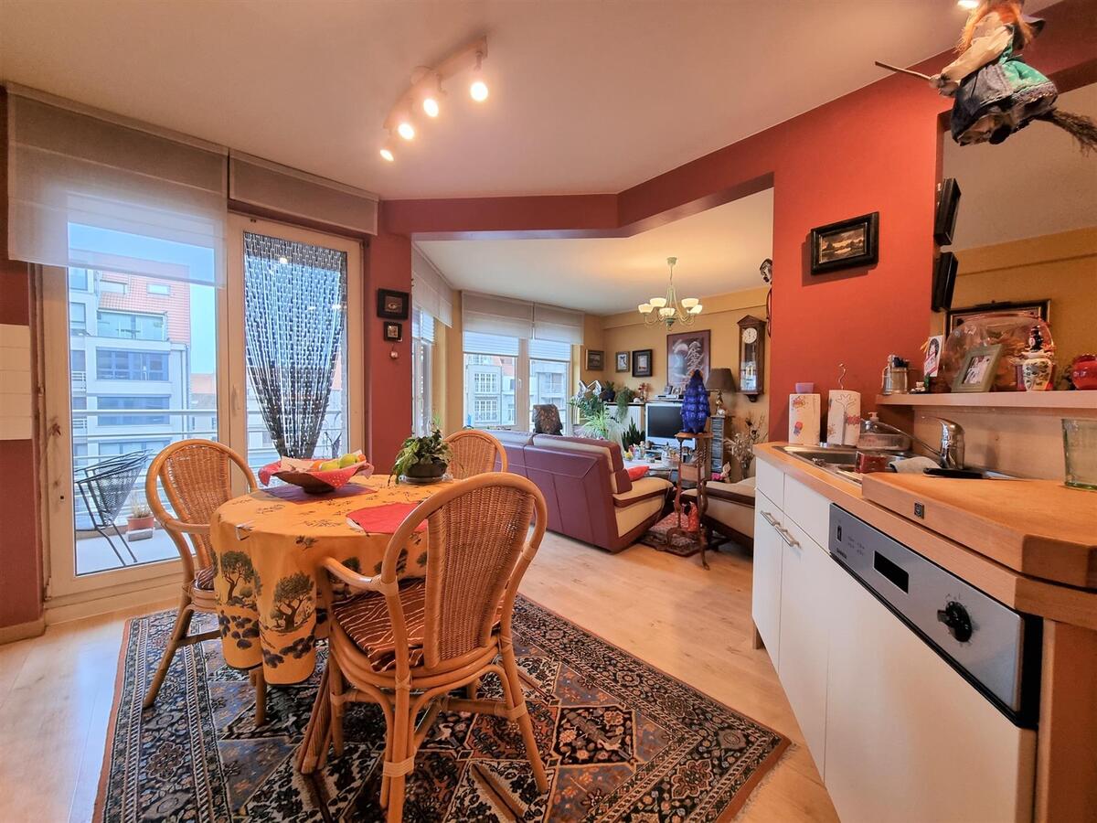 Zeer ruim, op te frissen appartement met 3 slaapkamers - Heist 