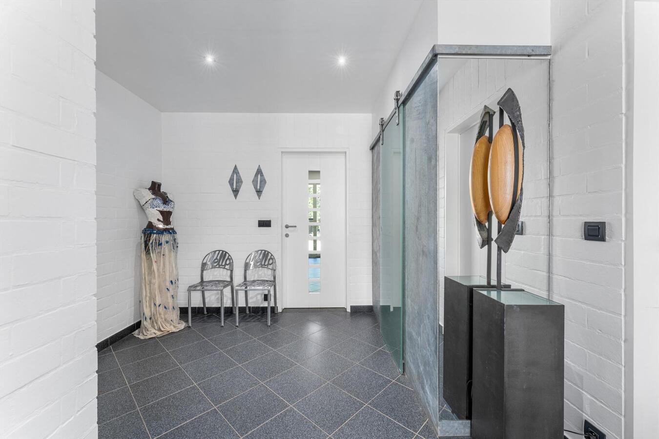 Zéér rustig gelegen woning met 5 slaapkamers en kantoorruimte te Kortemark 