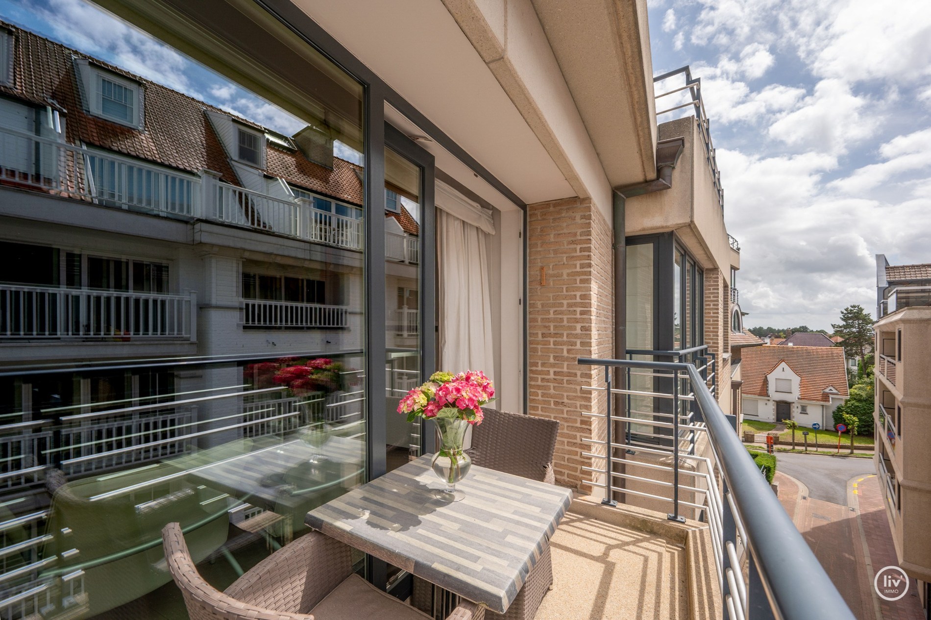 Aangenaam, ruim (101m2) appartement met 2 slaapkamers gelegen in het mussenpad te Knokke. 
