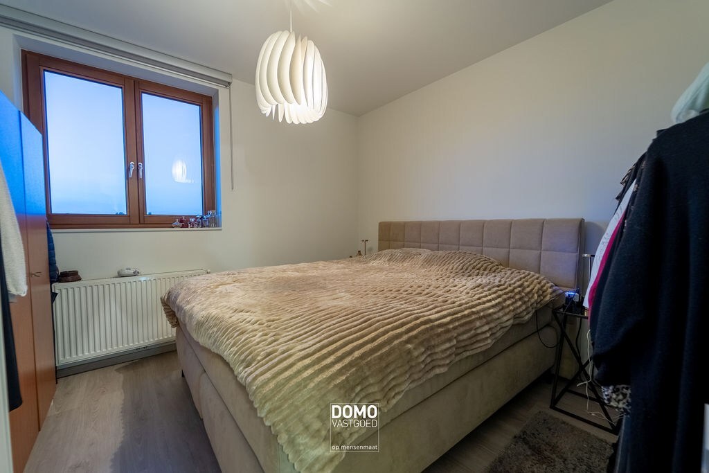 STIJLVOL EN INSTAPKLAAR TWEE SLAAPKAMER APPARTEMENT MET RUIM TERRAS IN BILZEN-HOESELT 