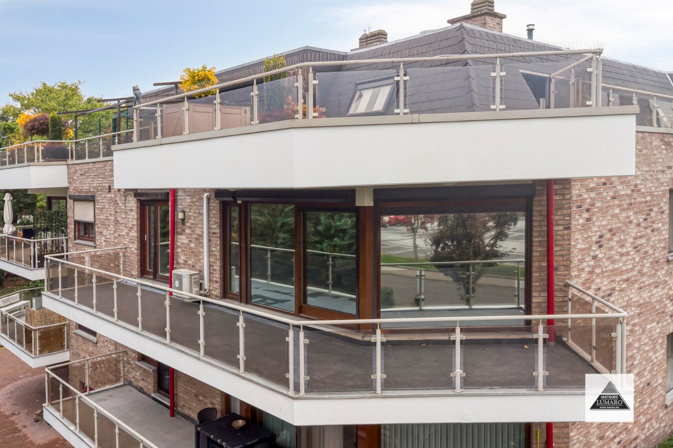 Appartement (175 m²) met 3 slaapkamers, terras (25 m²), 2 badk., 2 garages, berging. 1e verdiep (lift). 