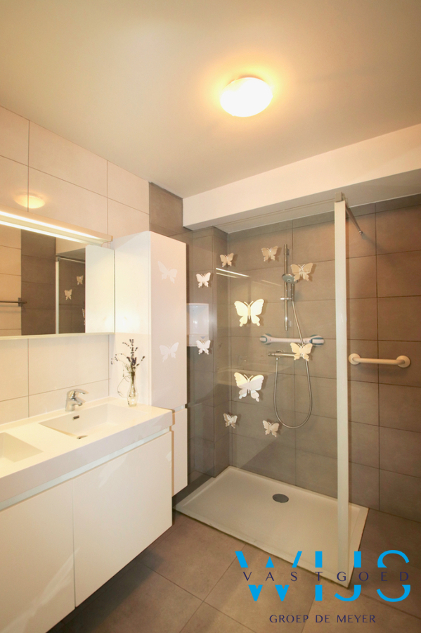 Gelijkvloersapp. met 3 slaapkamers &amp; garage in hartje Assenede ! 