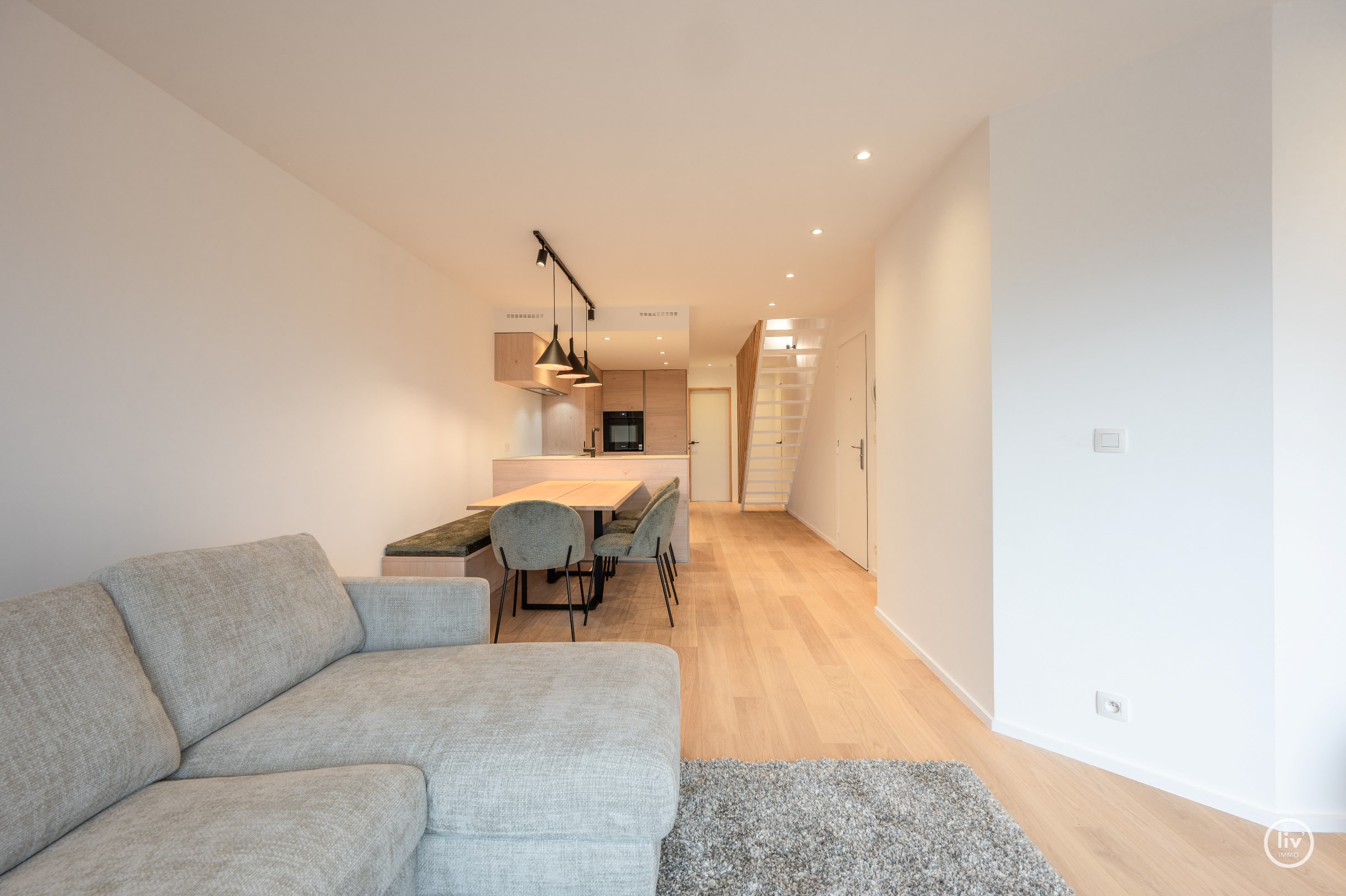 Un appartement en duplex rénové unique avec une magnifique terrasse ensoleillée offrant une vue dégagée situé sur la Kustlaan au cœur du Zoute. 