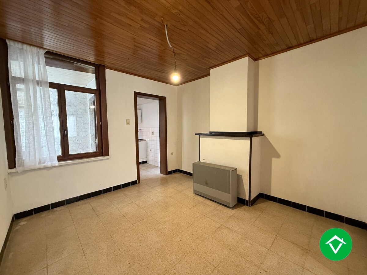 Woning met 3 slaapkamers en koer te centrum Roeselare 