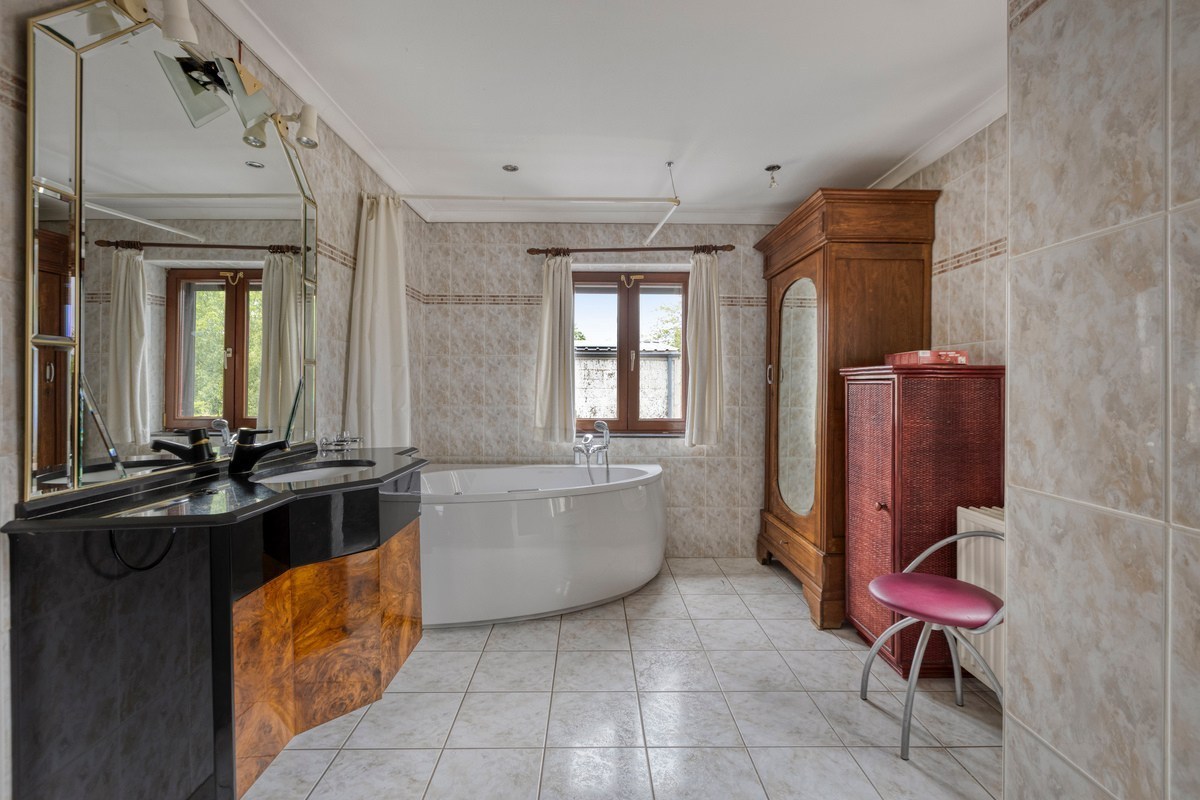 badkamer met bad en douche