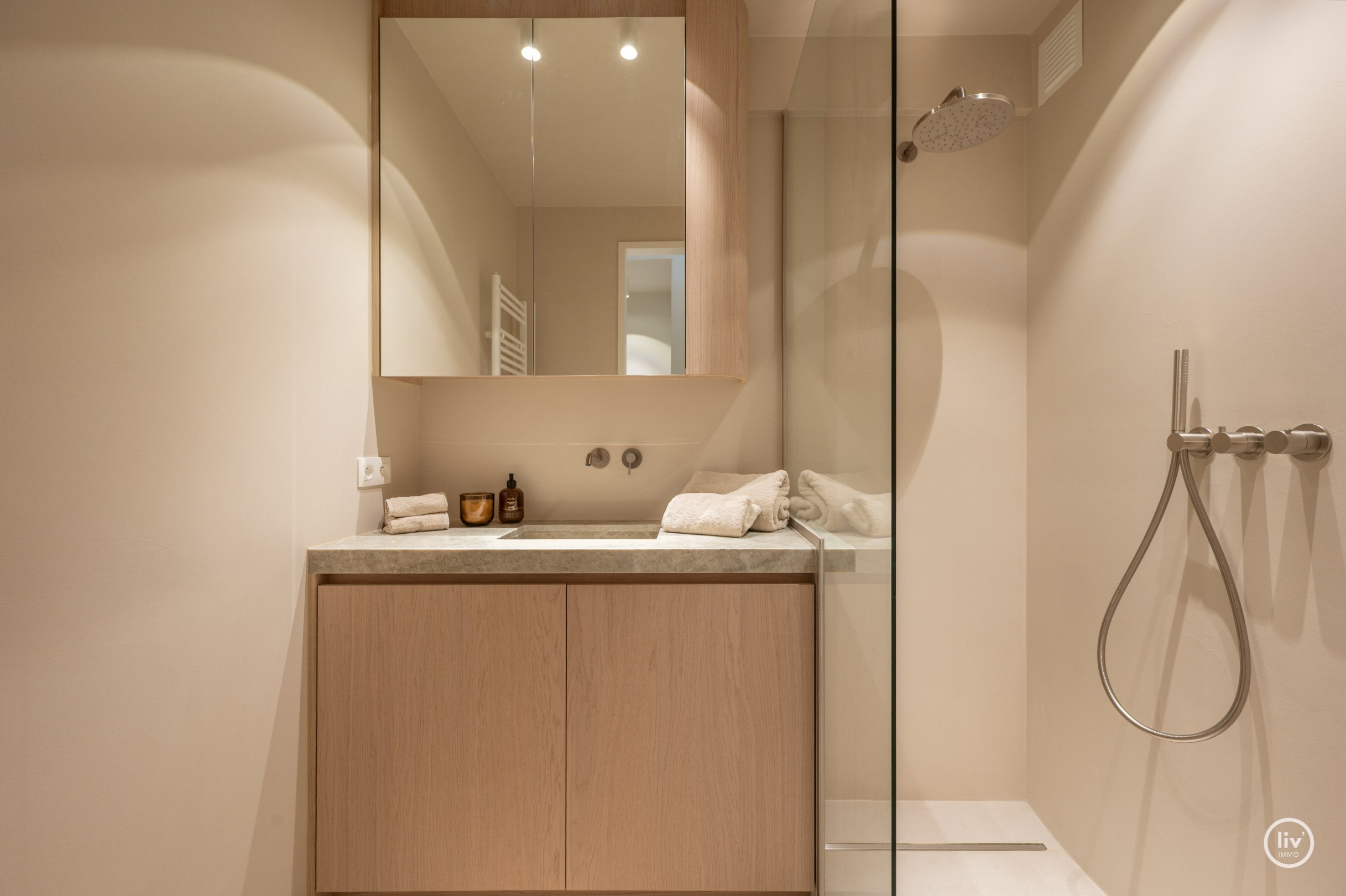 Luxueus gerenoveerd tweeslaapkamerappartement op toplocatie te Dumortierlaan. 