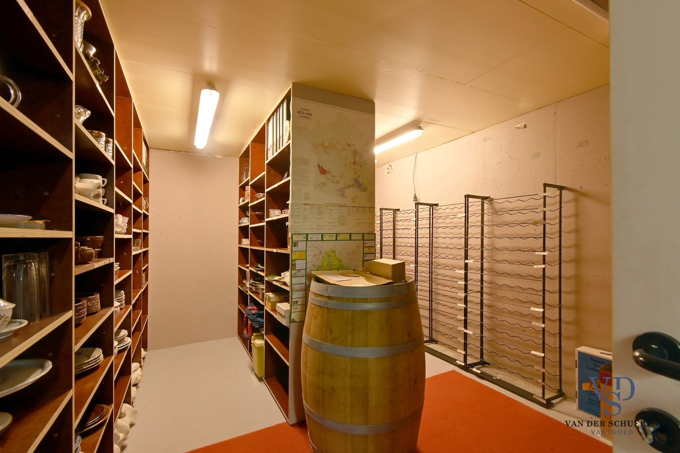 Ruim handelspand met penthouse in villastijl 