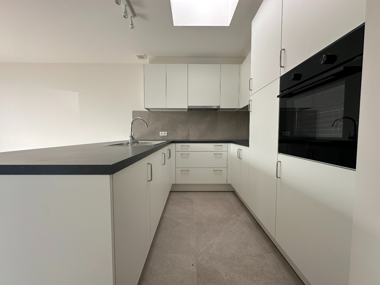 Instapklaar energiezuinig nieuwbouwappartement met mooi zonneterras, Torhout 