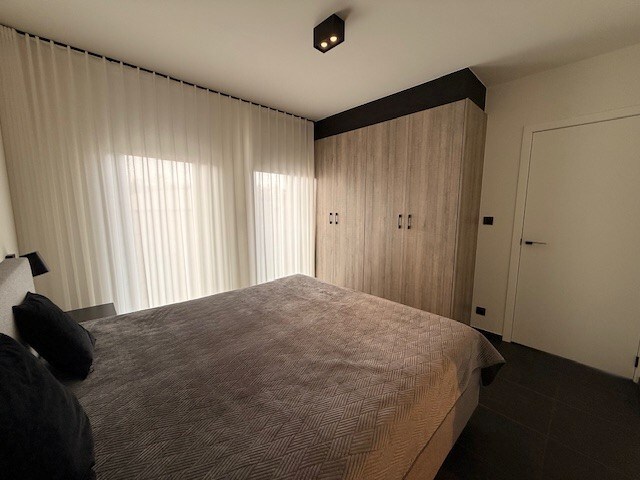 Nieuwbouwappartement met 1 slaapkamer, terras en autostandplaats te Maasmechelen. 