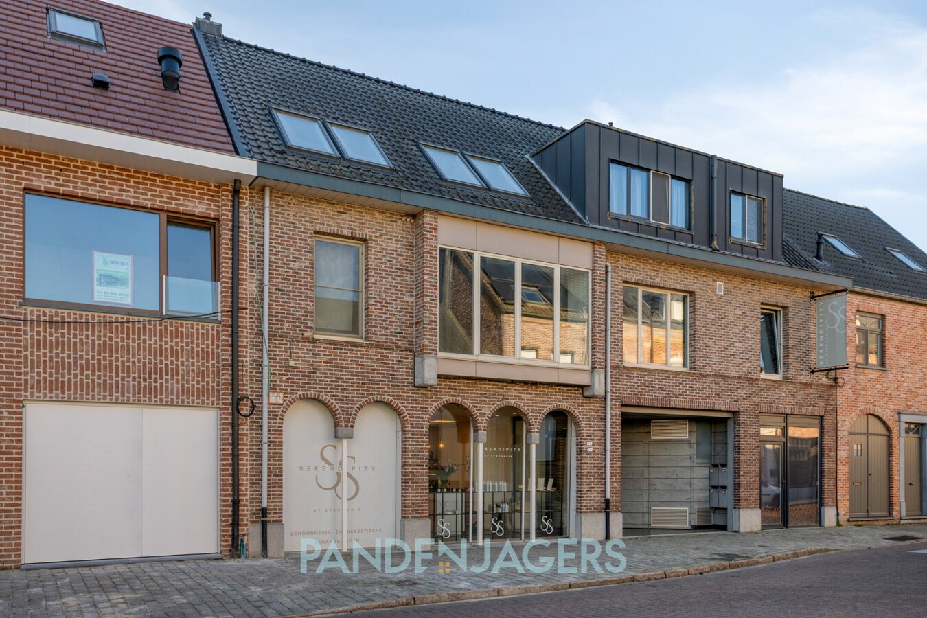 Stijlvol en hoogwaardig afgewerkt handelspand met visibiliteit te Duffel 