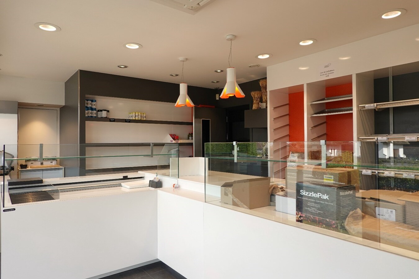 Winkelruimte met woonst op een vlotte bereikbaarheid met prachtig uitzicht te Roksem 