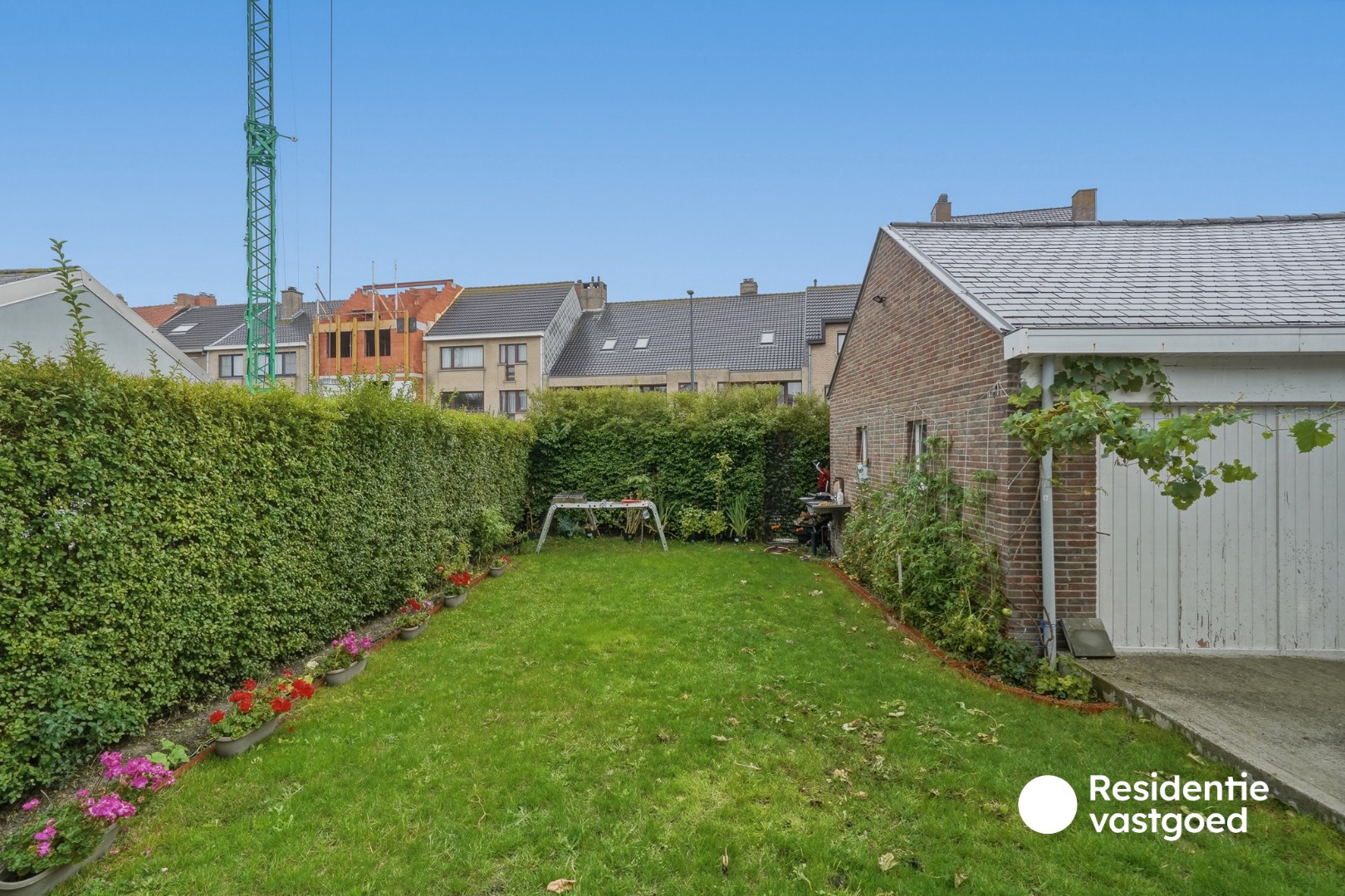 Halfopen woning met tuin en garage te koop 