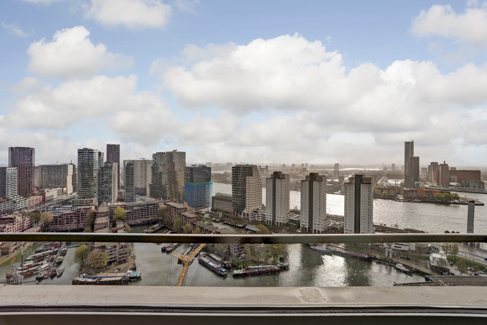 Ultiem luxe wonen in de iconische The CoolTower met spectaculair uitzicht, royaal terras (34 m²) en moderne afwerking in het bruisende hart van Rotterdam! 