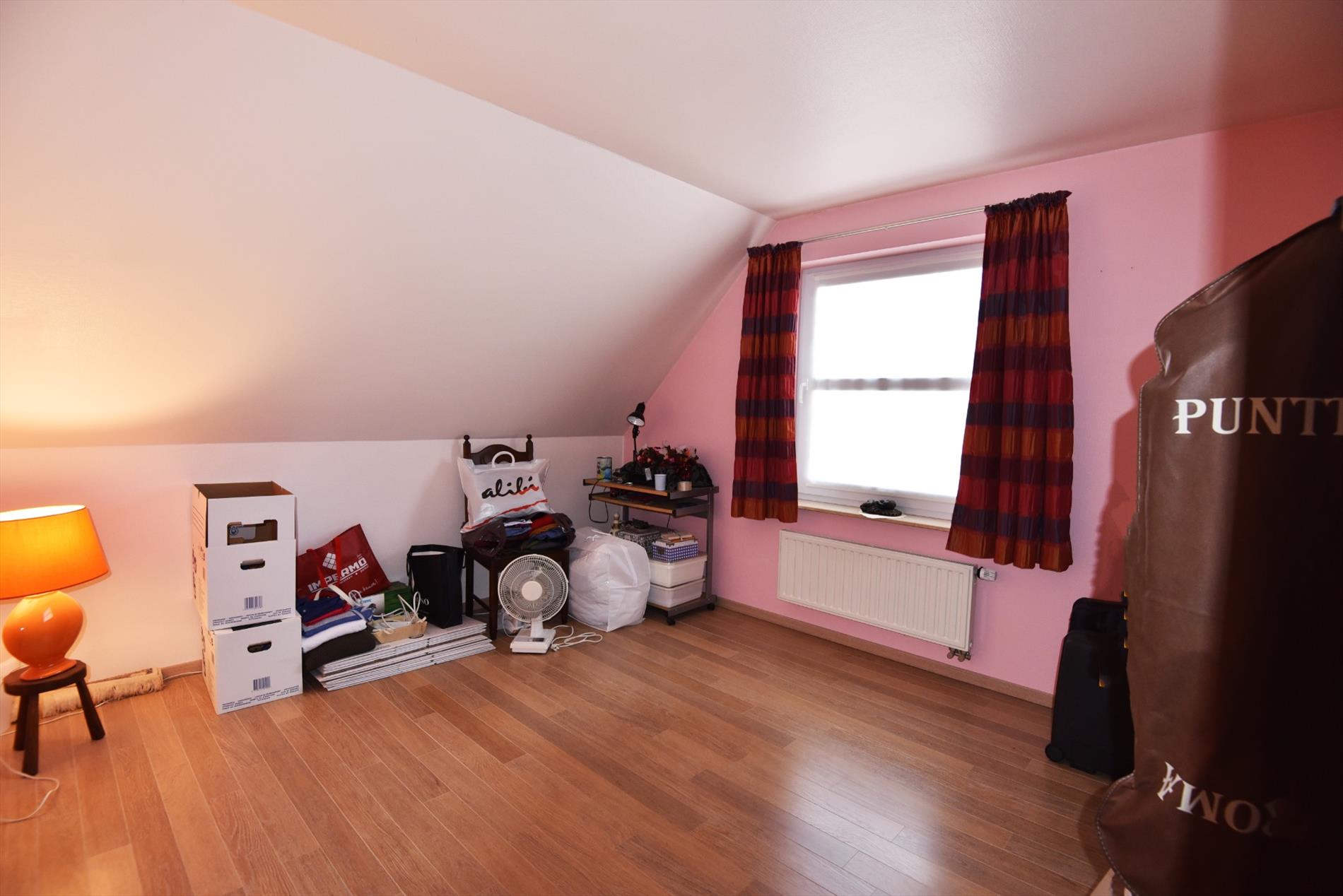 Recente gezinswoning met 3 slaapkamers, rustig gelegen te Adegem. 