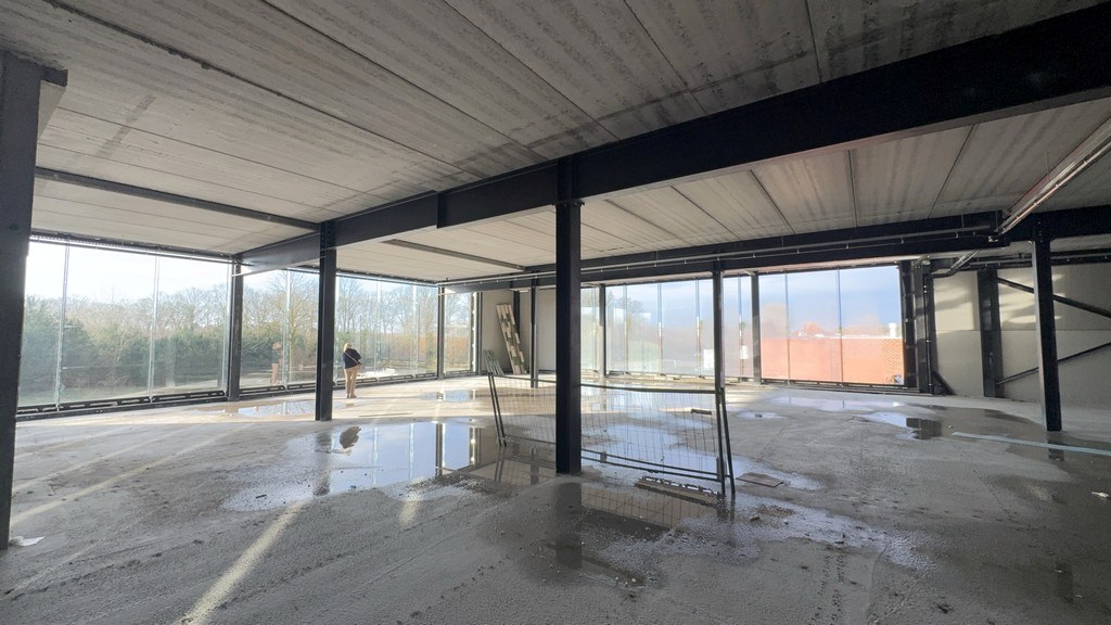 Nieuwbouw showroom met magazijn te huur langs N43 in Sint-Denijs-Westrem