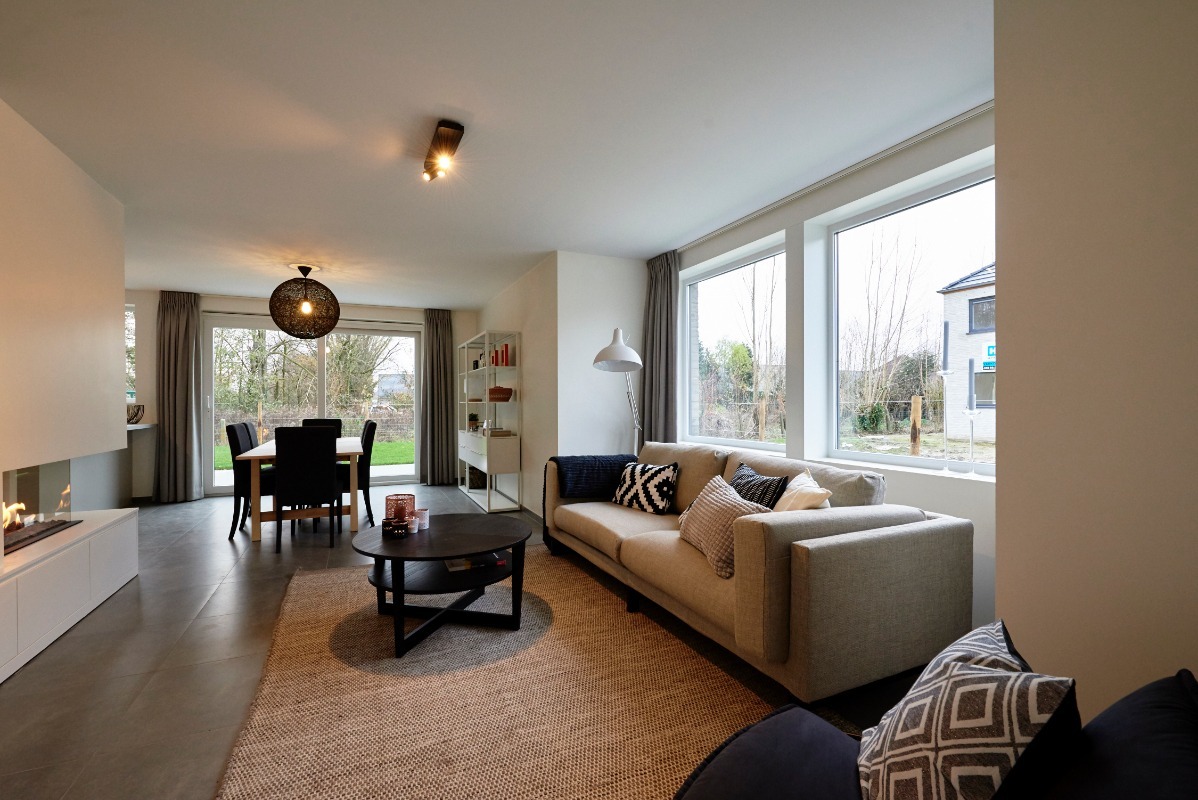 MAGNIFIEKE HALF OPEN PASTORIEWONINGEN IN CENTRUM ZEDELGEM 