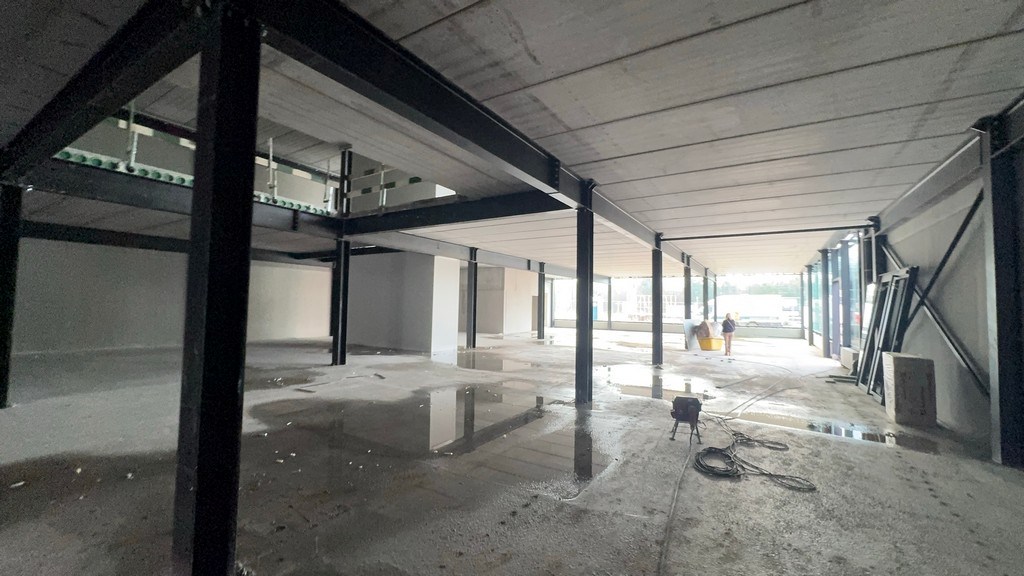 Nieuwbouw showroom met magazijn te huur langs N43 in Sint-Denijs-Westrem