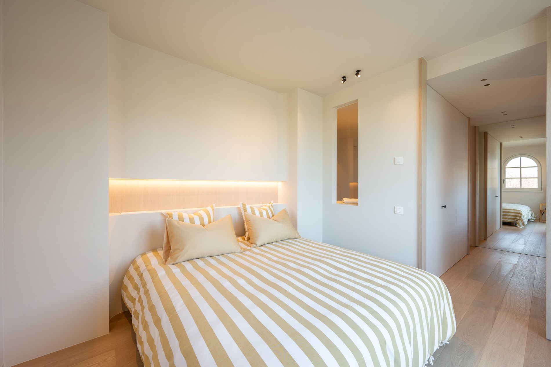 Appartement d'angle exceptionnellement rénové situé au cœur du Zoute, dans le domaine très exclusif Tennis Gardens - un parc privé d'environ 5 hectares, à proximité de la mer et à distance de marche d 