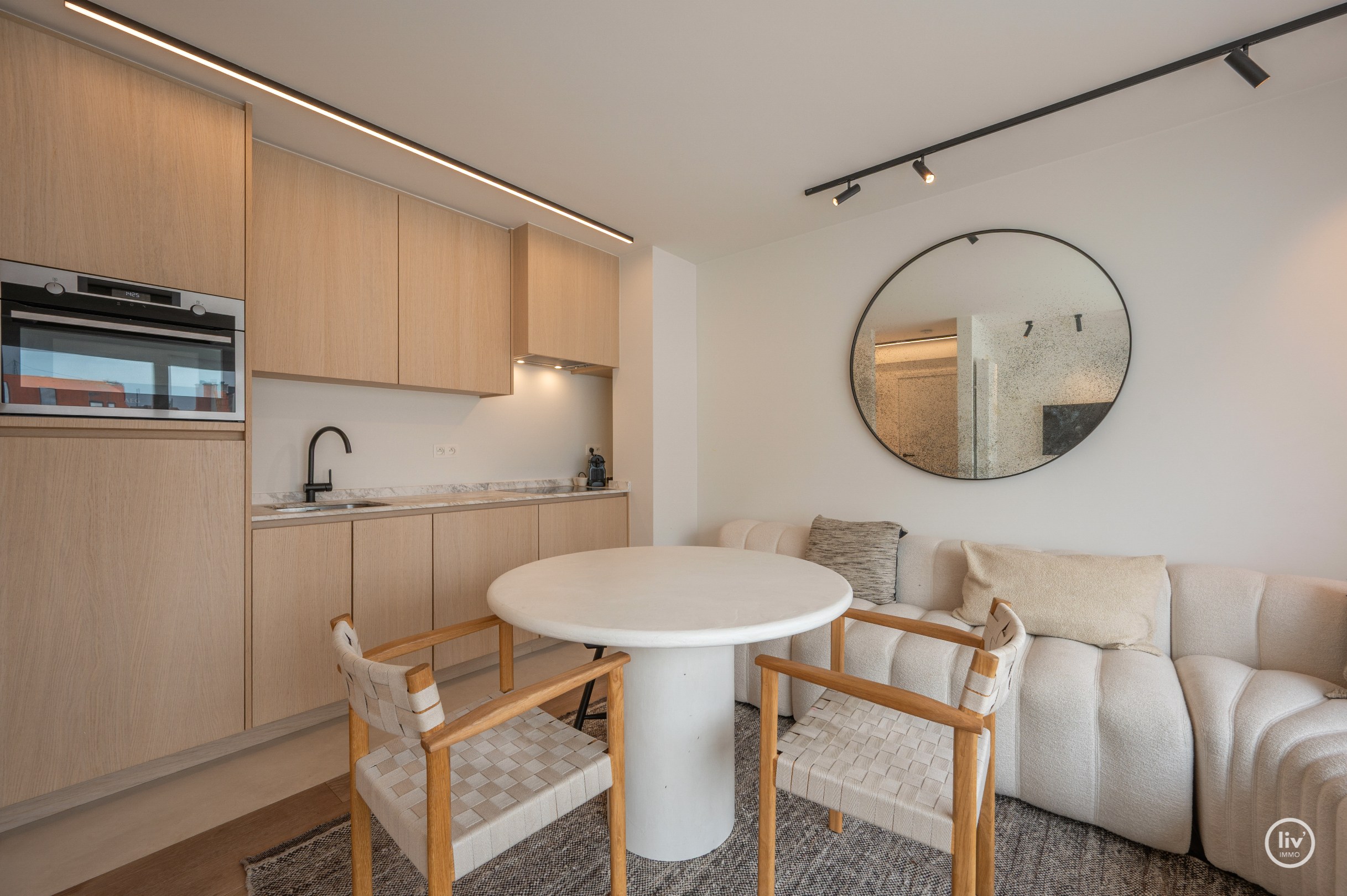 Prachtig gerenoveerd appartement met 2 slaapkamers gelegen in een zijstraat van de zeedijk en op wandelafstand van het Driehoeksplein. 