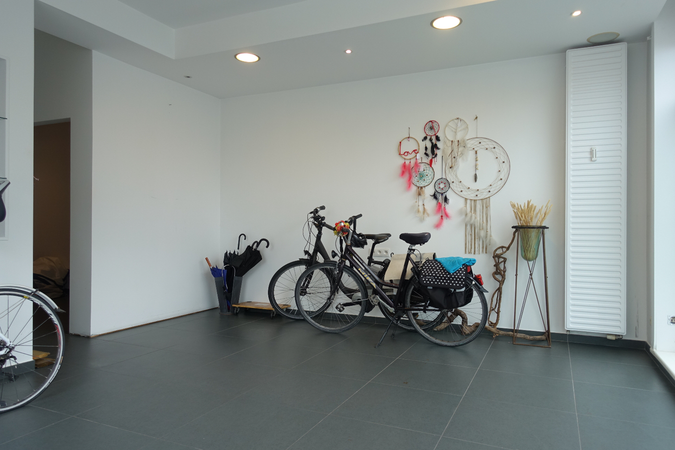 Polyvalent hoekpand met karaktervol appartement en terras 