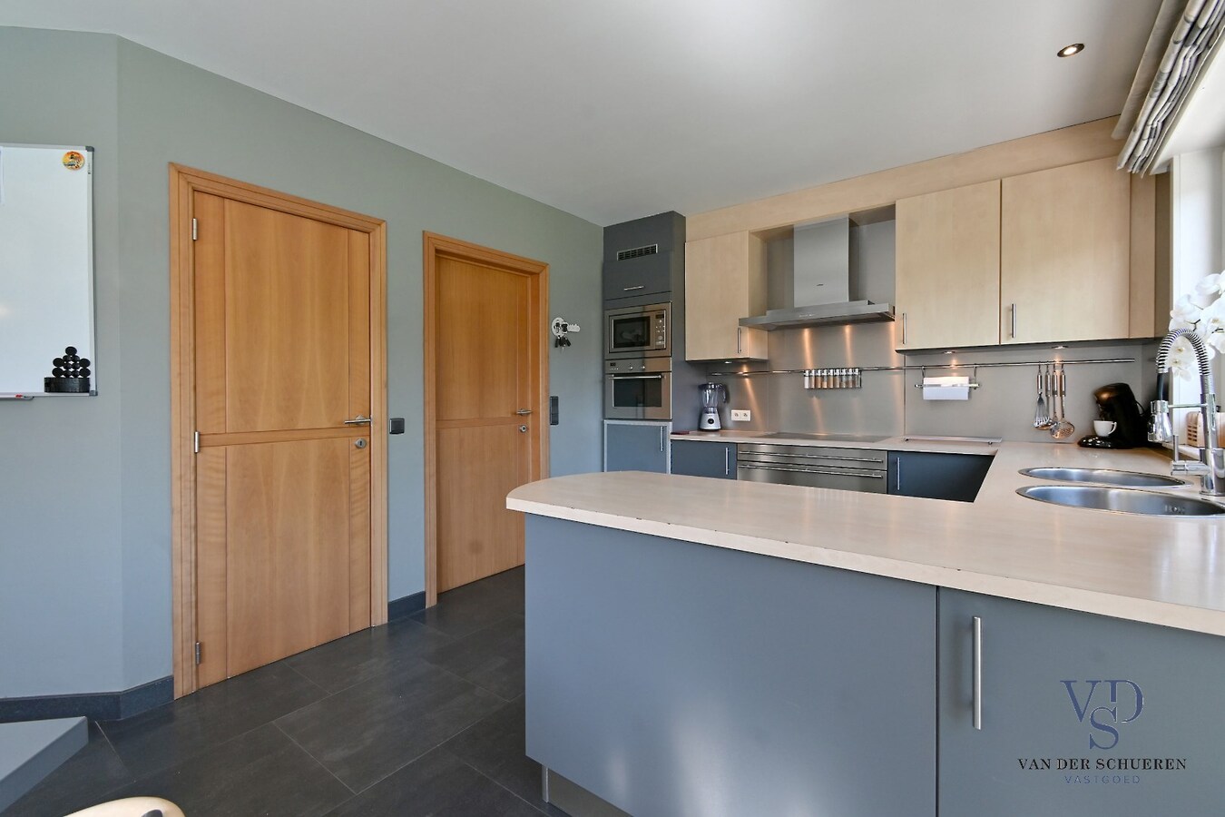 Tijdloze villa met zwembad in residentiële wijk 