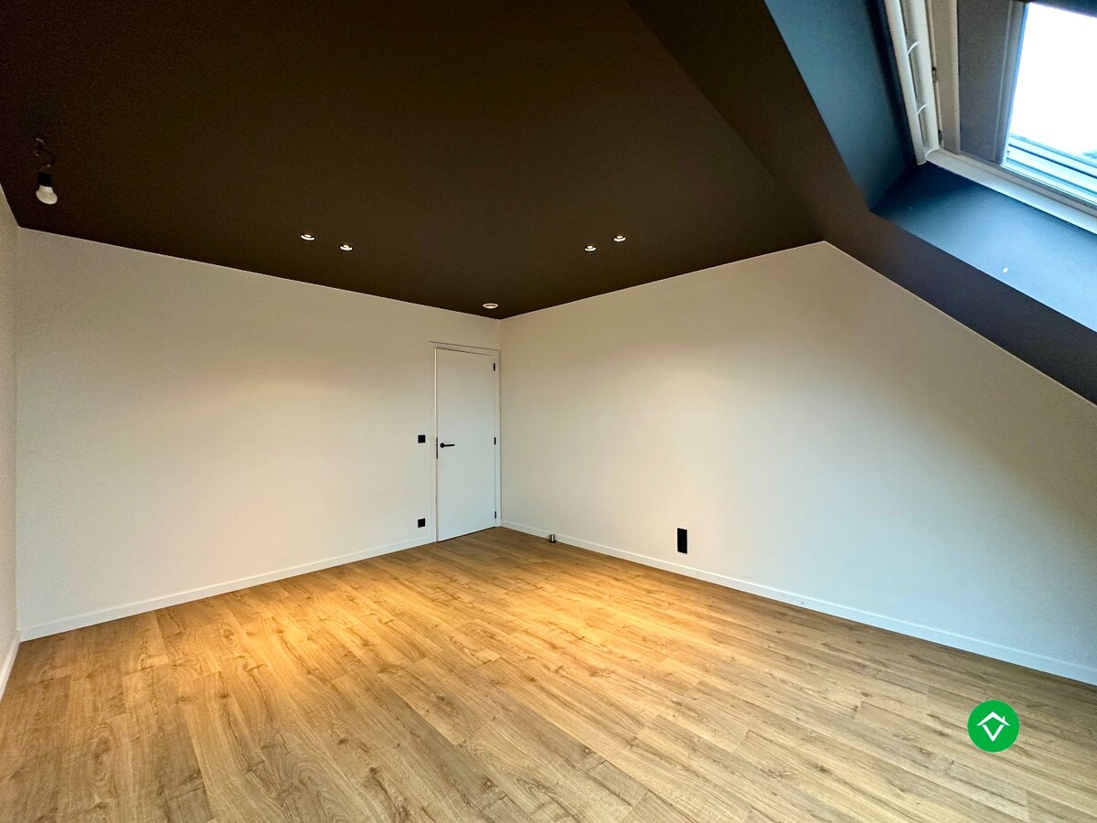 Penthouse met drie slaapkamers en garage in het centrum Koekelare 