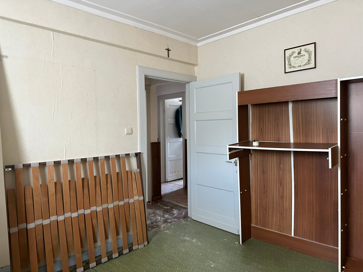 Charmant Leut : te renoveren woning met 3 slaapkamers, terras, tuin, garage, berging. 