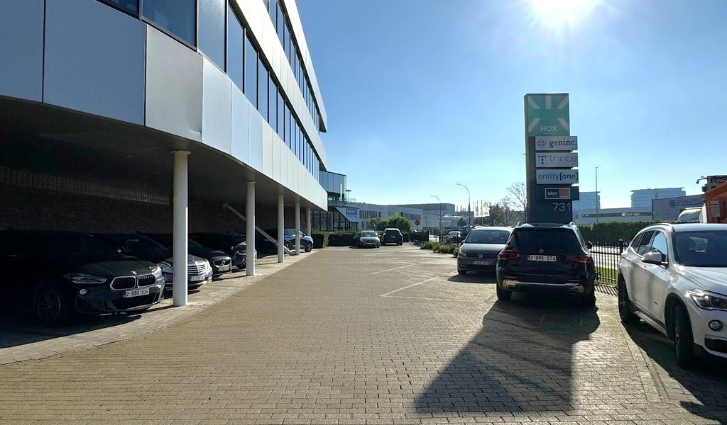 Instapklaar kantoor te huur aan klaverblad E40xE17 in Gent