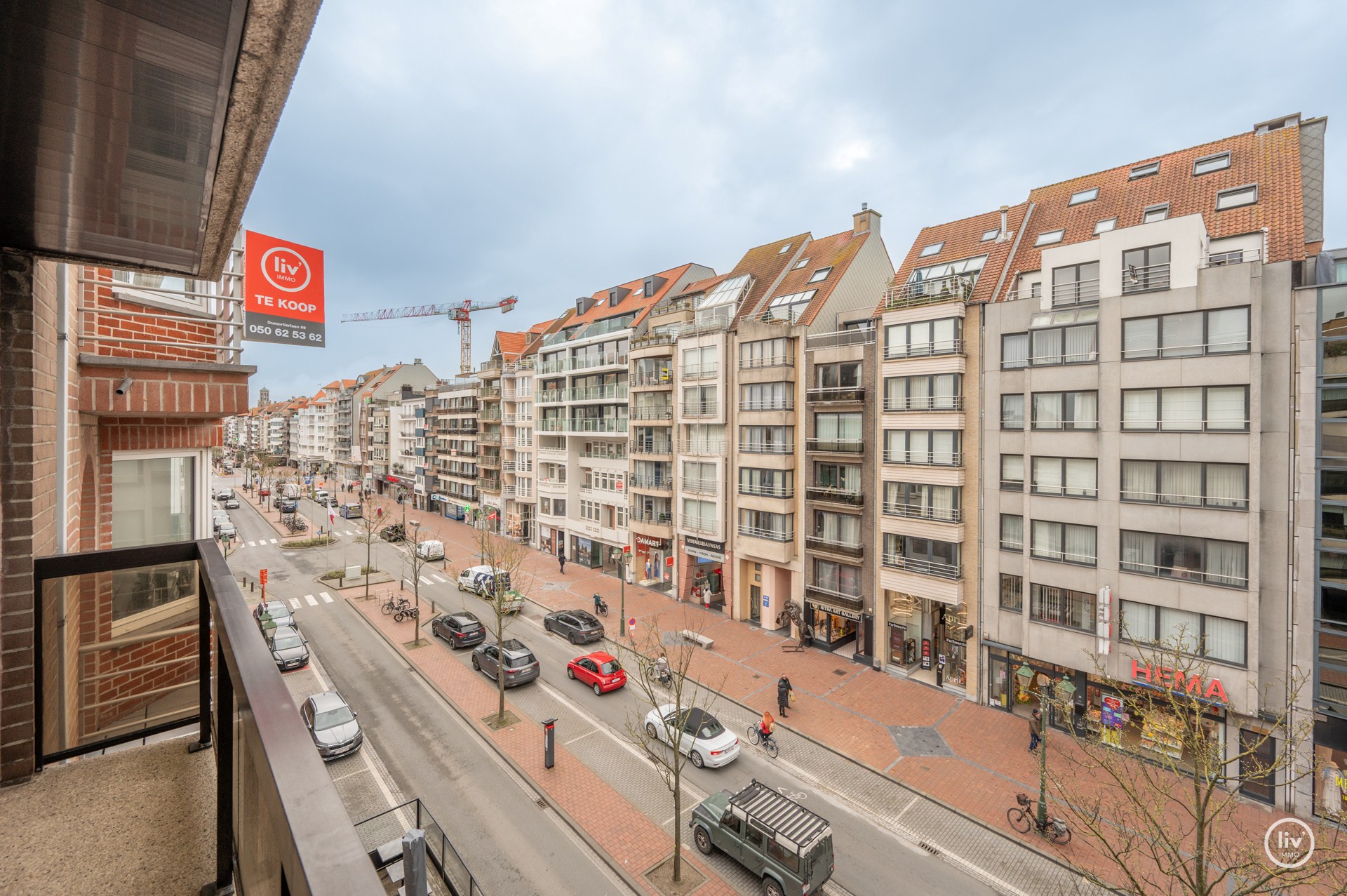 Aangenaam ruim 2 slaapkamerappartement met garage in het gebouw te Lippenslaan gelegen. 