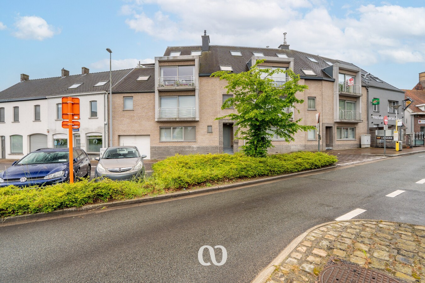 Instapklaar gelijkvloers appartement met private ingang en directe toegang tot de garage 