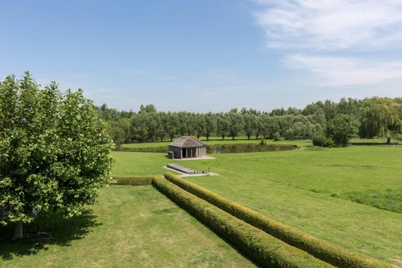 Exclusief landhuis met bijbouw op uniek natuurdomein 