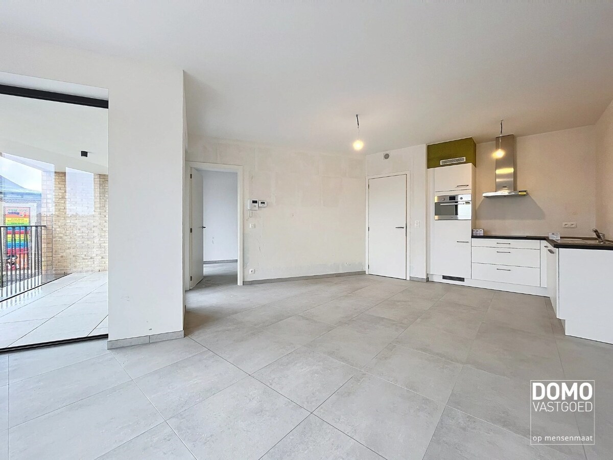 VOLLEDIG AFGEWERKT NIEUWBOUWAPPARTEMENT MET 1 SLAAPKAMER, TERRAS EN ONDERGRONDSE AUTOSTANDPLAATS IN RESIDENTIE "DE KWINT" TE ZONHOVEN 