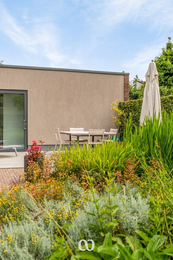 Ruime woning met prachtige tuin en bijgebouw te koop in Oudenaarde 