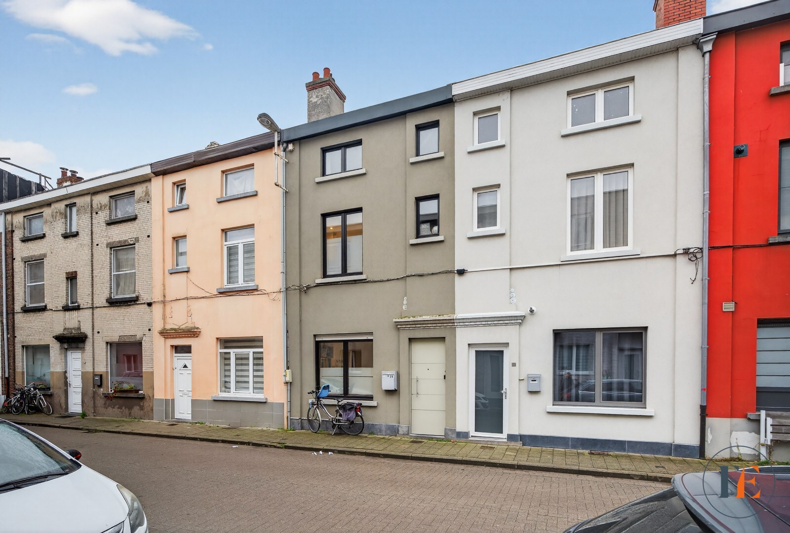 Gezellige eengezinswoning met buitenruimte met INSTELPRIJS 