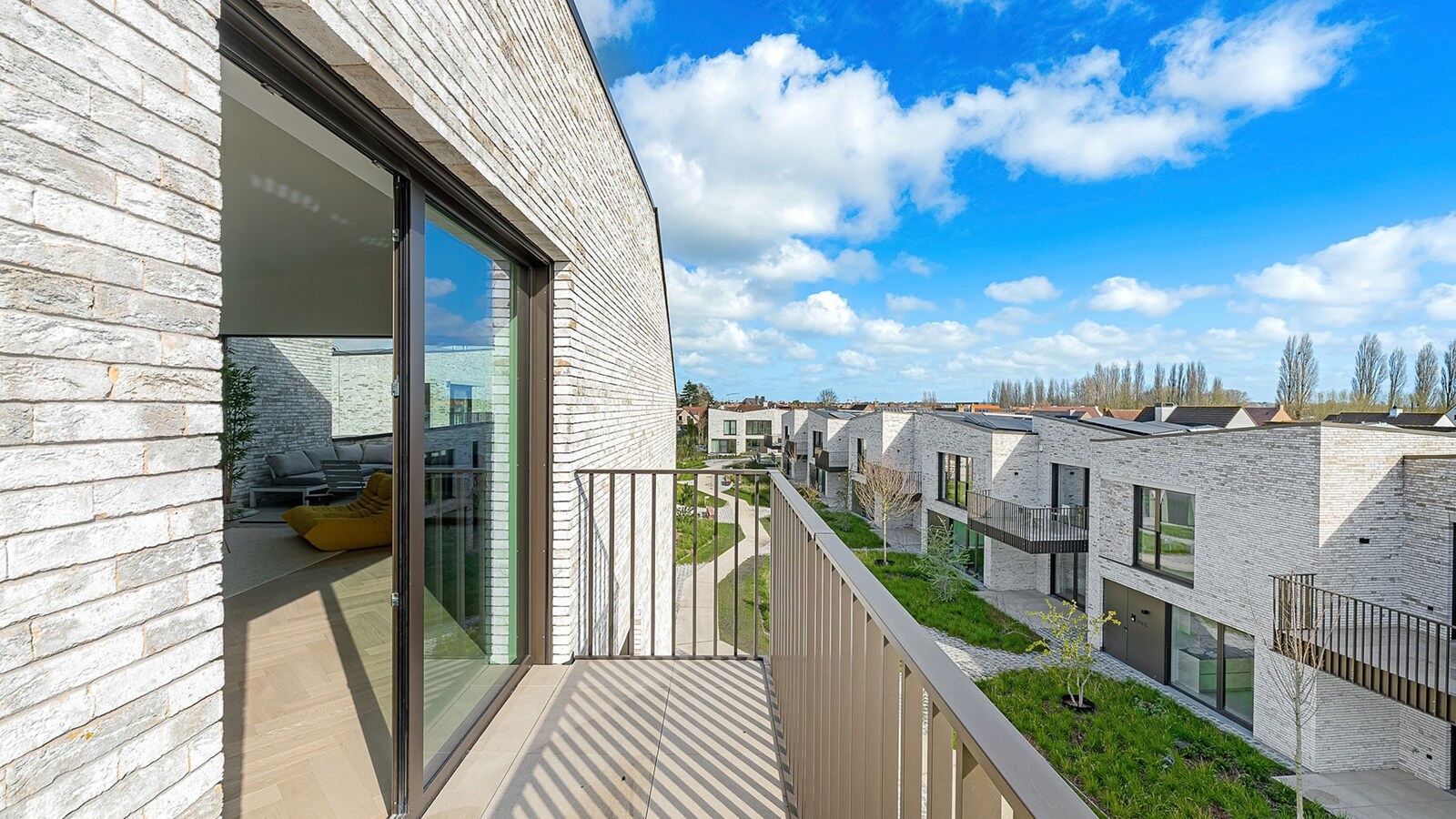 Exclusief verblijf met lift, terrassen en uitzonderlijke volumes in een groene-autovrije verkaveling te Knokke. 