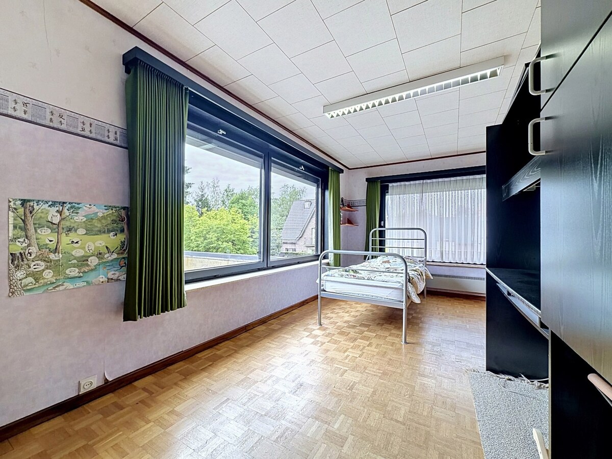 Stevige en ruime OB op gunstige locatie te Erembodegem 