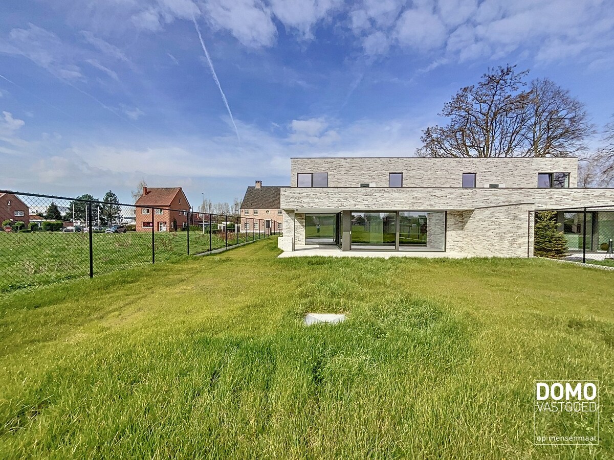 MODERNE NIEUWBOUWWONING MET TUIN,OVERDEKT TERRAS EN INPANDIGE GARAGE TE HASSELT 