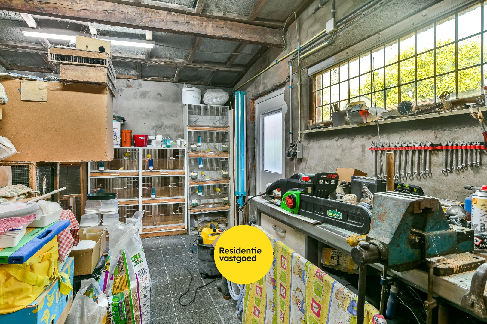 Halfopen woning met drie slaapkamers, tuin en garage 