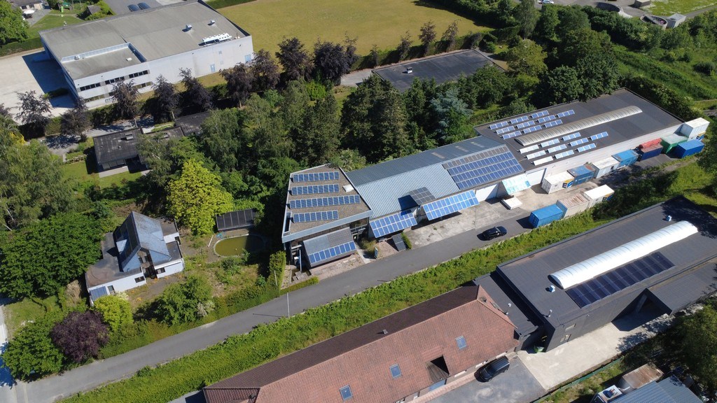 Bedrijfsgebouw met woning te koop vlakbij N60 in Gavere