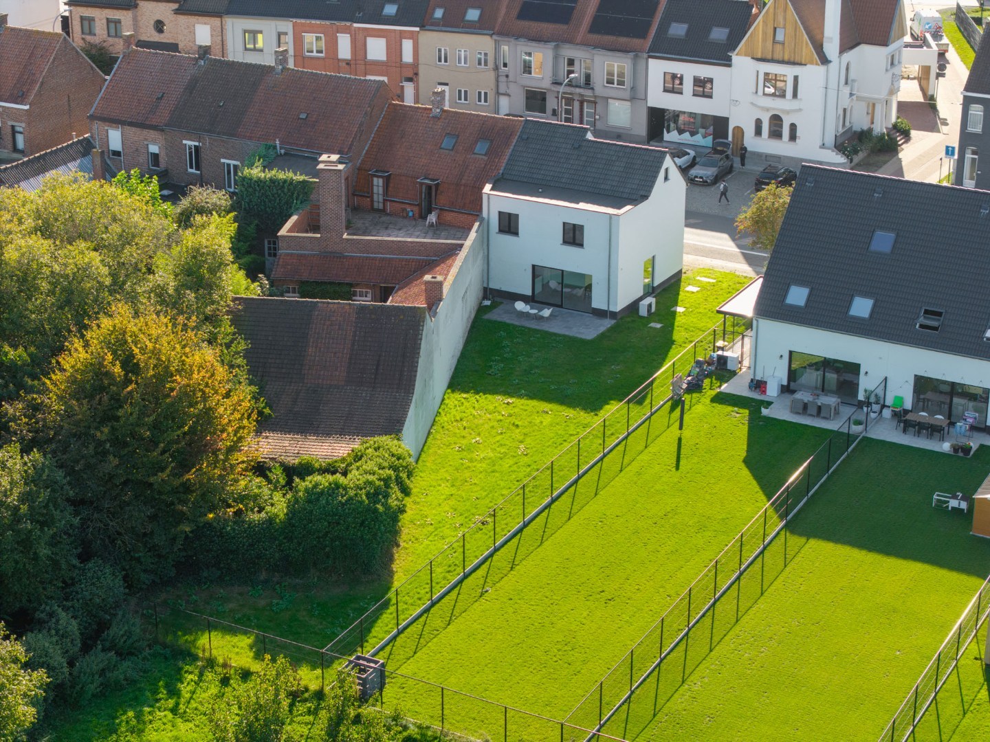 Stijlvolle en ruime nieuwbouwwoning met garage en tuin op 555 m² 