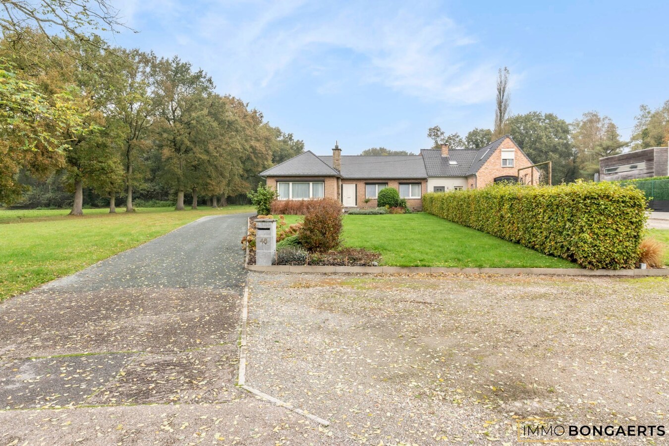 Ruime half open bebouwing met vier slaapkamers op een groot perceel 