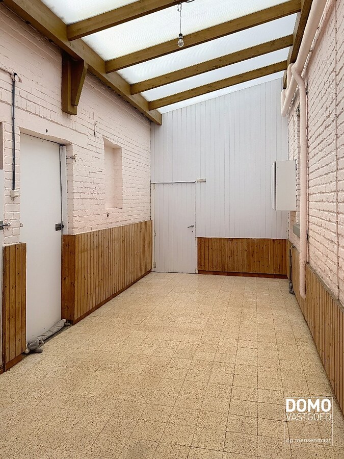 Karaktervolle woning met tal van mogelijkheden en voorzien van paardenstallingen 